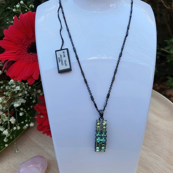 Black and Green Pendant Necklace - Picture 2 of 5